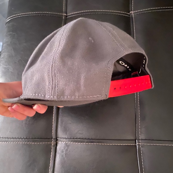 Oakley hat - Picture 2 of 2